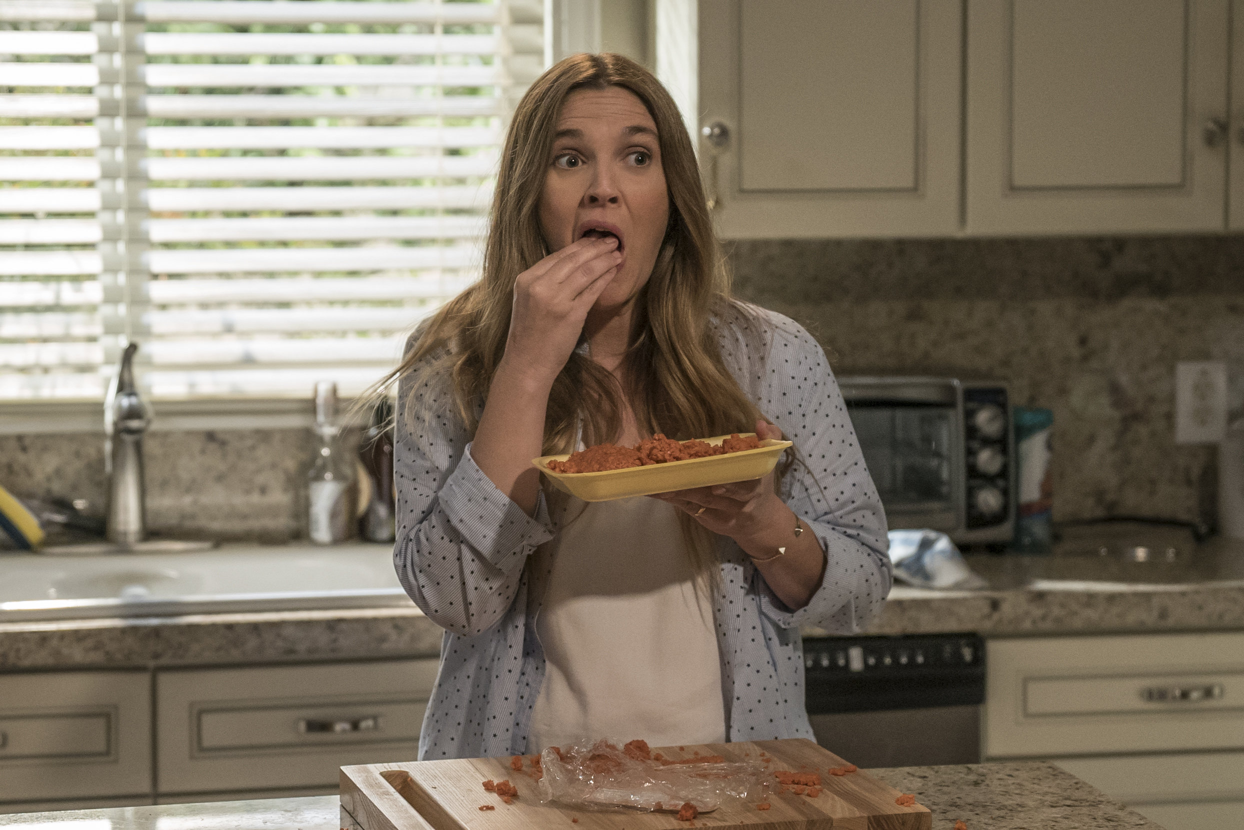 Santa Clarita Diet | Série estrelada por Drew Barrymore e Timothy Olypahnt ganha novas imagens