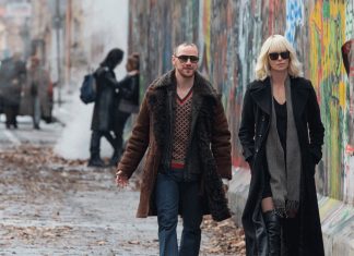 Confira Charlize Theron no cartaz nacional de “Atômica”