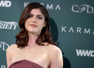Alexandra Daddario pode estrelar a série da DC Universe, ‘Patrulha do Destino’