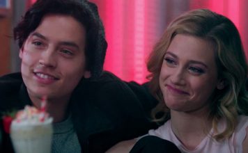 Riverdale | Os momentos marcantes de Lili Reinhart e Cole Sprouse dentro e fora da série Lili Reinhart e Cole Sprouse