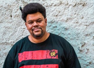 Babu Santana assiste “Parasita” em sessão exclusiva oferecida pelo Telecine