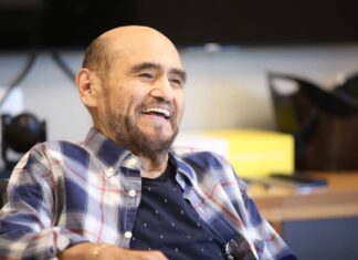 Painel de Edgar Vivár relembra histórias emocionantes sobre “Chaves”